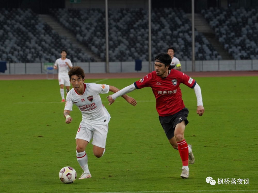  边路传中精准制导，高中锋头顶建奇功