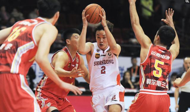 山东高速篮板碾压战胜北京控股男篮
