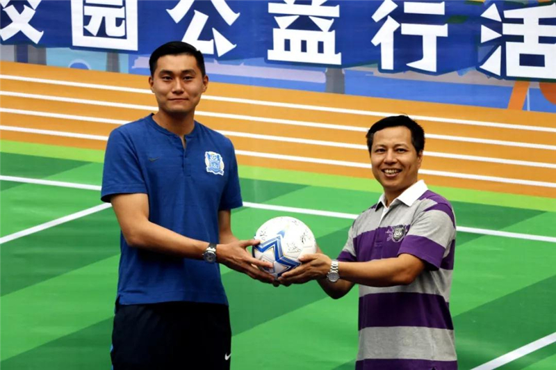  公益足球进校园，明星球员亲自授课
