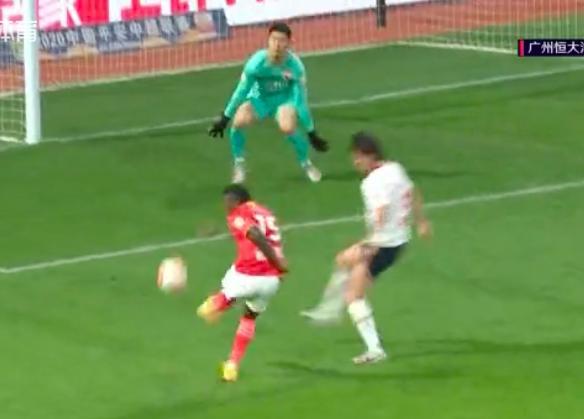  中场核心远射世界波，助球队登顶榜首