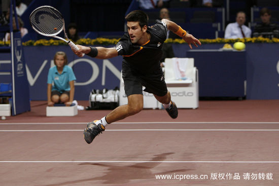  网坛老将宝刀未老，瓦林卡逆转进四强