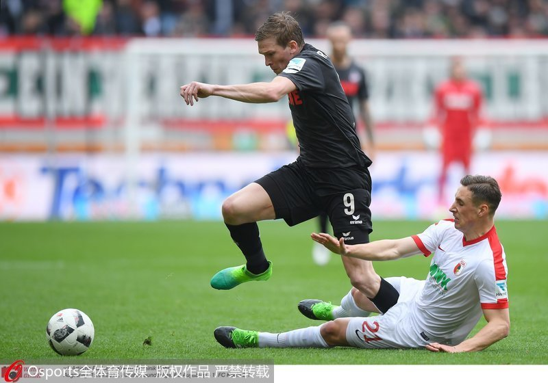  球迷文化薪火相传，助威声浪震撼绿茵场