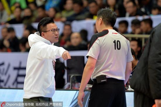 裁判判罚引发争议,赛后采访暗流涌动