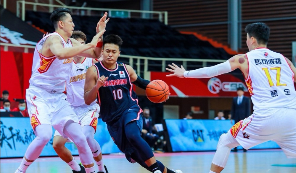  老将复出首秀砍下两双引喝彩