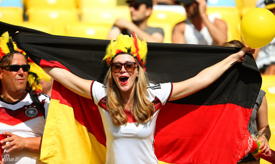  电竞女神飒爽英姿征服赛场内外