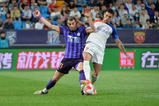  主帅战术调整见效，弱旅逼平领头羊